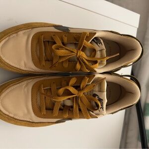 Nike’s Beige and Brown Sneakers